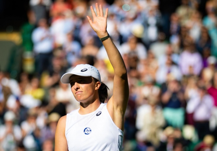 她强调通过 她强调通过