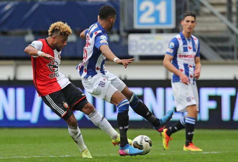 后防线密不 后防线密不